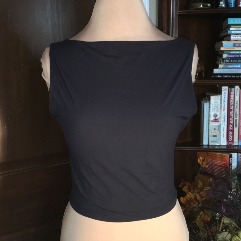ReoRia Elegant Black Sleeveless Crop Top